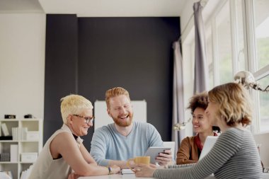 Ofiste genç insanlar  