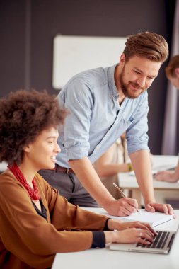 Ofiste genç insanlar  