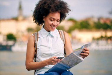 Karışık yarış gülümseyen güzel turist kadın 