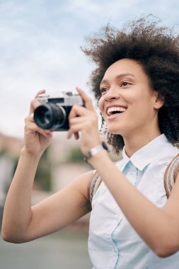 Karışık yarış gülümseyen güzel turist kadın 