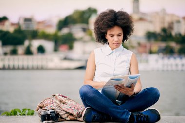 Karışık yarış gülümseyen güzel turist kadın 