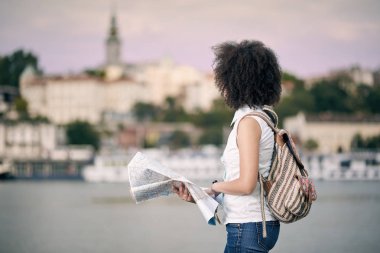 Karışık yarış gülümseyen güzel turist kadın 