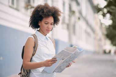 Karışık yarış gülümseyen güzel turist kadın 