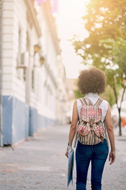 Karışık yarış gülümseyen güzel turist kadın 