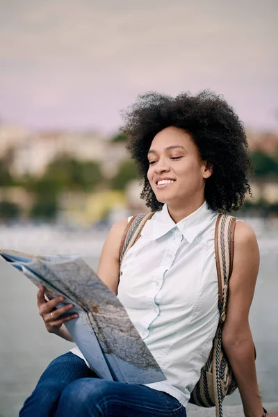 Mezcla de raza sonriendo bastante turista mujer — Foto de Stock