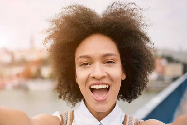 Mezcla de raza sonriendo bastante turista mujer — Foto de Stock