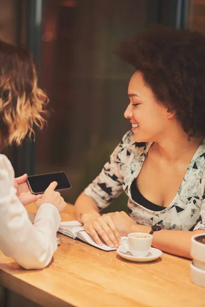 Dos chicas en la cafetería — Foto de Stock