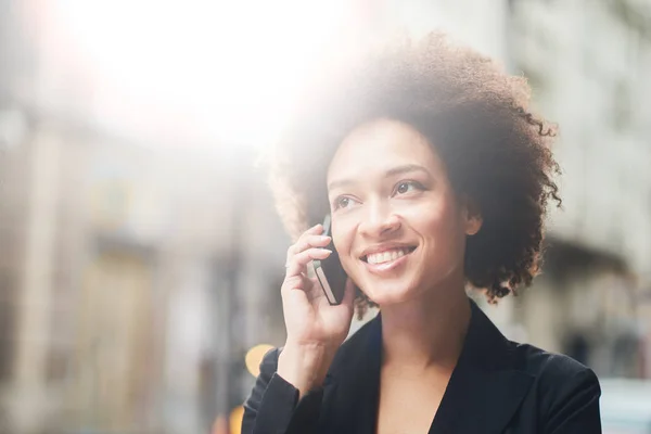 Joven mixta racista mujer de negocios — Foto de Stock