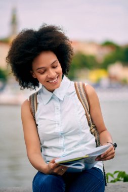 Karışık yarış gülümseyen güzel turist kadın 