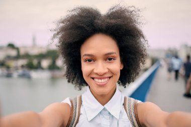 Karışık yarış gülümseyen güzel turist kadın 