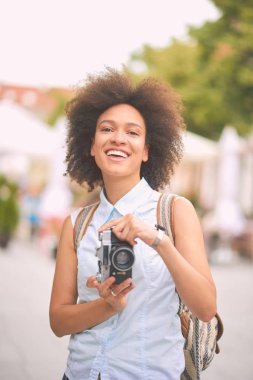 Karışık yarış gülümseyen güzel turist kadın 