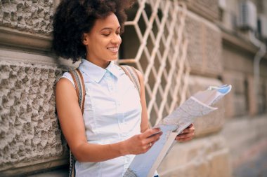 Karışık yarış gülümseyen güzel turist kadın 