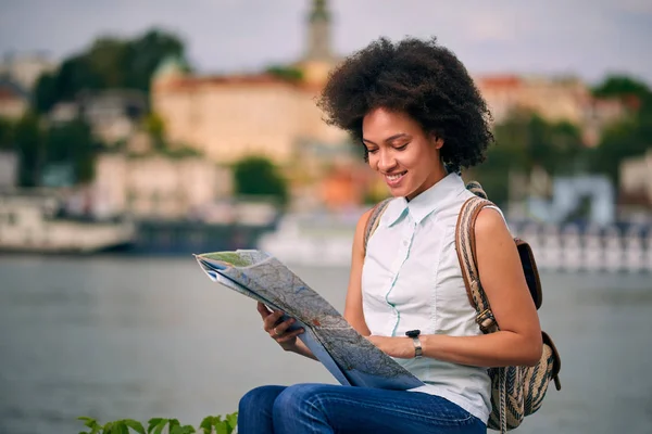 Mezcla de raza sonriendo bastante turista mujer — Foto de Stock