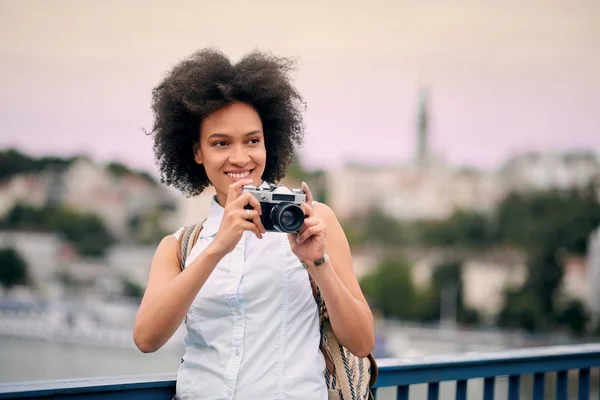 Mezcla de raza sonriendo bastante turista mujer — Foto de Stock