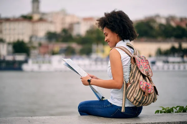 Karışık yarış gülümseyen güzel turist kadın 