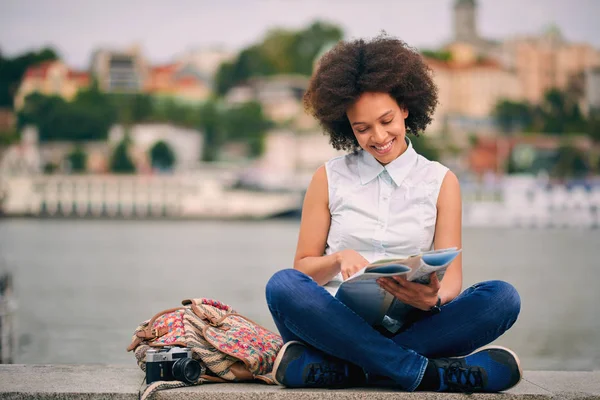 Karışık yarış gülümseyen güzel turist kadın 