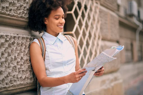 Karışık yarış gülümseyen güzel turist kadın 