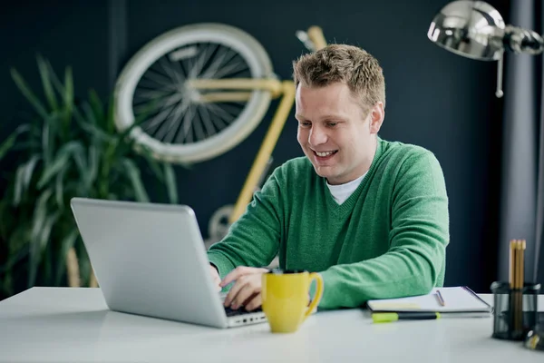 Jonge man aan het werk op kantoor — Stockfoto