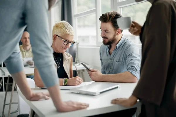 Junge Leute im Amt — Stockfoto