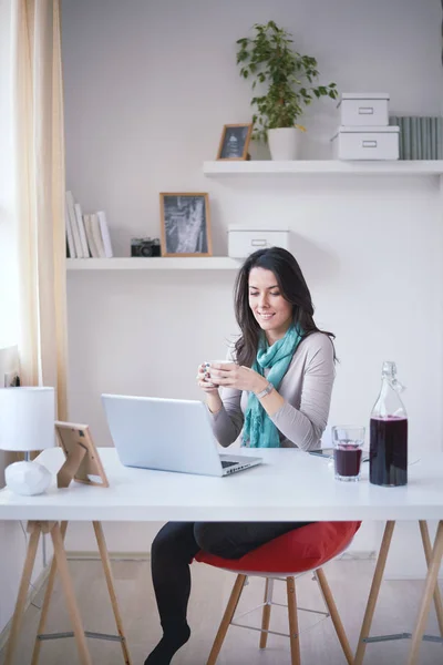 Jonge vrouw werken thuis met behulp van laptop — Stockfoto