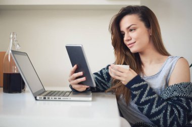 Evde çalışan genç bir kadın. 