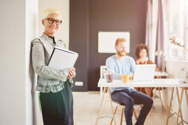 Ofiste genç insanlar 