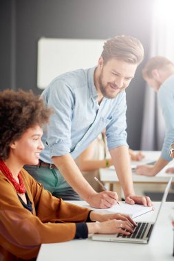 modern ofis insanlara