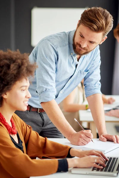 modern ofis insanlara