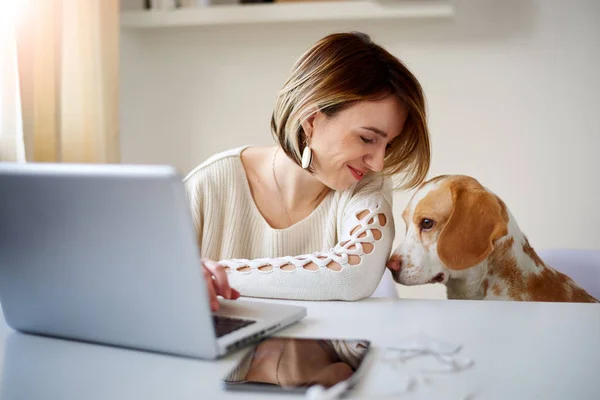 Köpekli güzel bir kadın. 