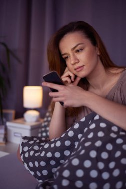 telefon kullanan genç güzel kadın