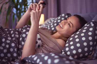 telefon kullanan genç güzel kadın