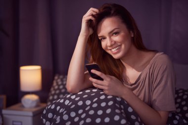 telefon kullanan genç güzel kadın