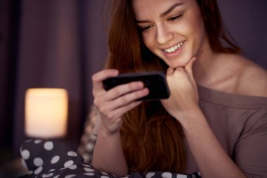 telefon kullanan genç güzel kadın