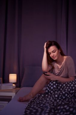 telefon kullanan genç güzel kadın