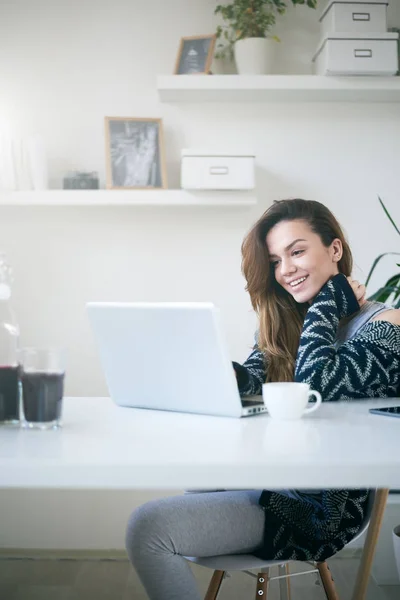 Junge schöne Frau freischaffend — Stockfoto