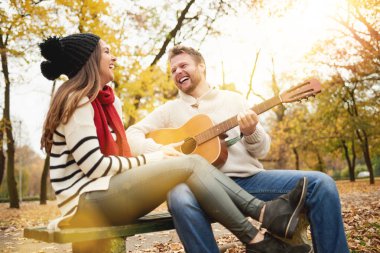 Güzel çift eğlenmek  