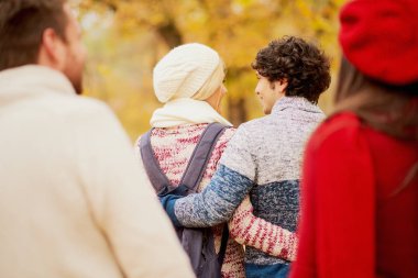 bir grup genç insan