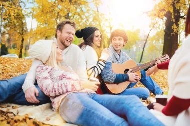 bir grup genç insan 