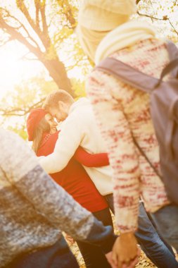 bir grup genç insan