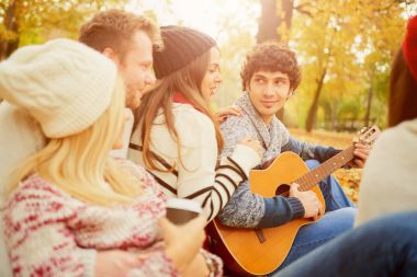 bir grup genç insan 