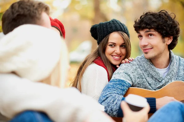 bir grup genç insan 