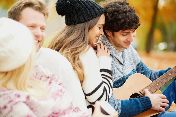 bir grup genç insan