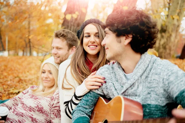 bir grup genç insan 