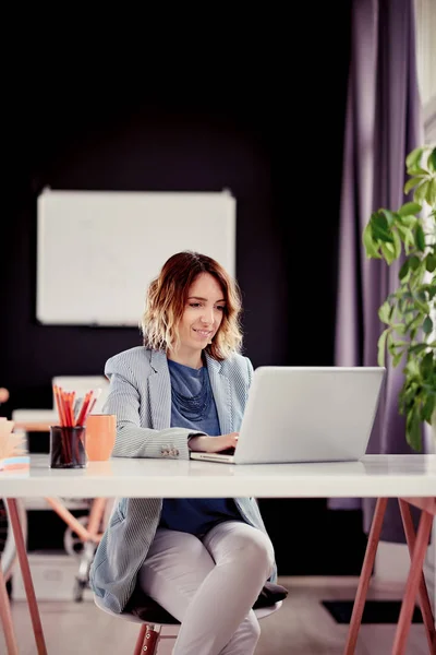 Young beautiful business woman — Stock Photo, Image