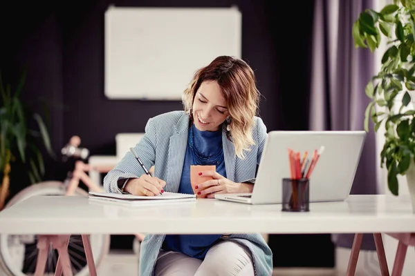 Young beautiful business woman — Stock Photo, Image