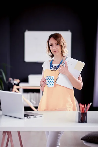 Young beautiful business woman — Stock Photo, Image