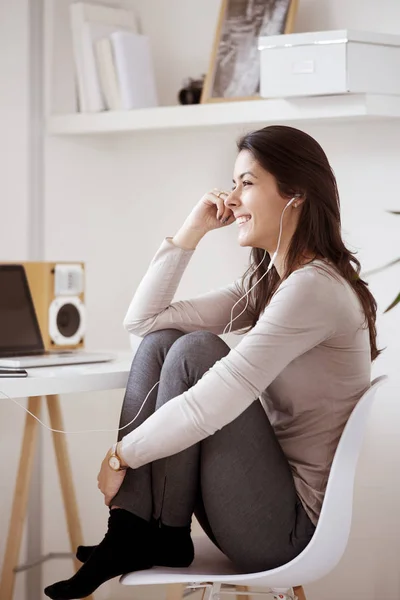 Jonge vrouw die thuis werkt — Stockfoto