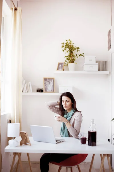 Jeune femme travaillant à la maison — Photo