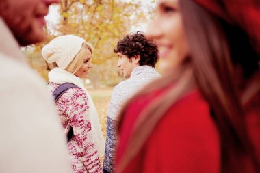 bir grup genç insan