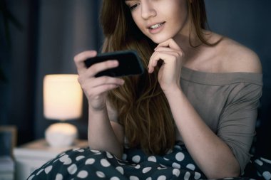 telefon kullanan genç güzel kadın